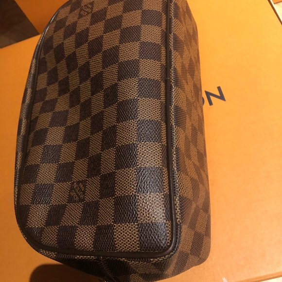 SOLD!!! Louis Vuitton toiletry Damier Ebene bag - Picture 4 of 16